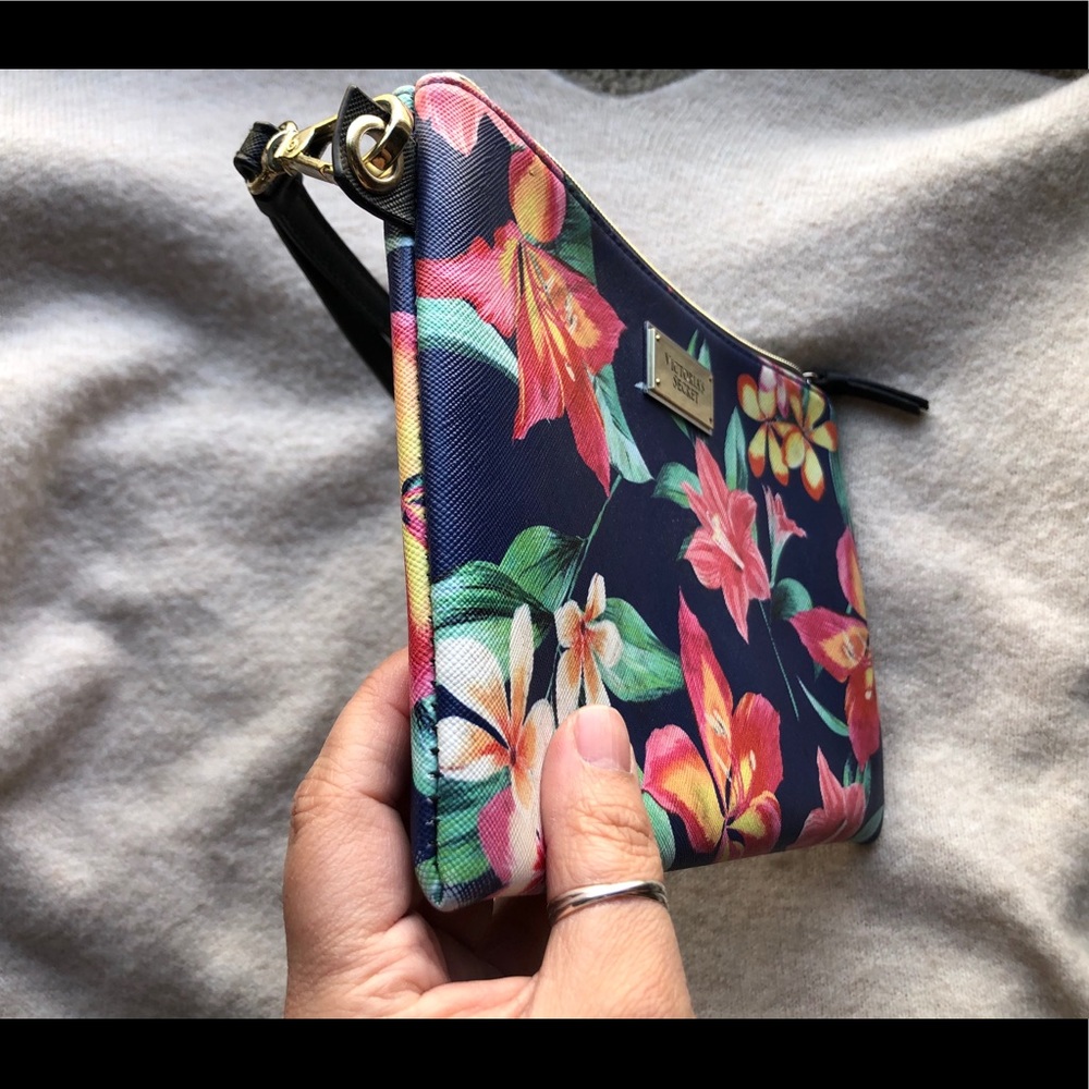 🌺Victoria’s Secret Large Wristlet Bag🌺 - Picture 6 of 9